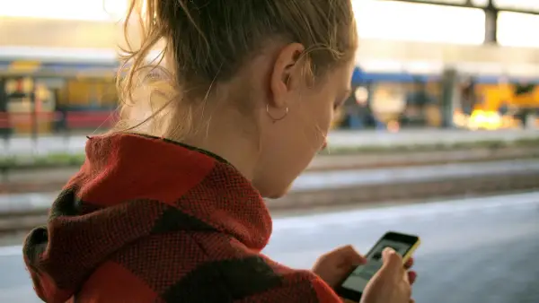 Śledzenie telefonu w podróży – ochrona czy naruszanie prywatności?